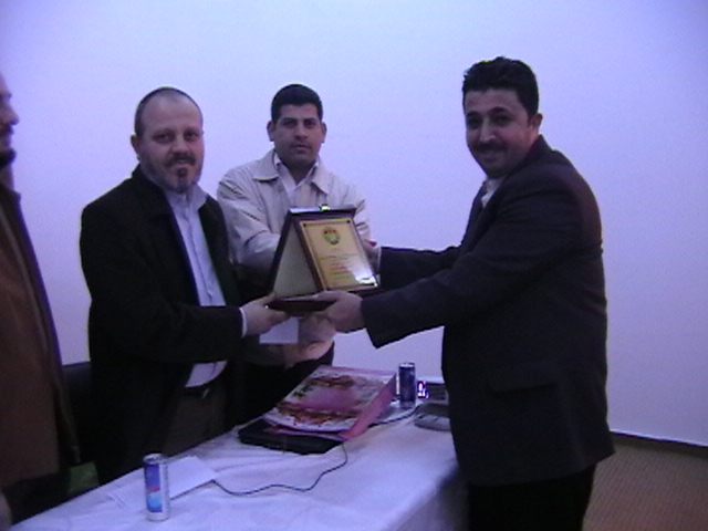أ. خالد أبو مدين يفوز بجائزة الموظف المثالي لعام 2011 م