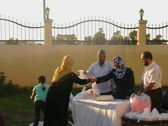 توزيع جوائز للأخوات الفائزات في المسابقة الرمضانية 2012