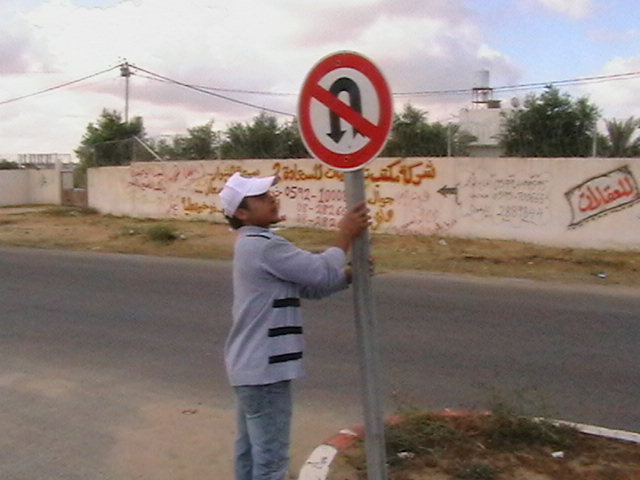 تركيب إشارات مرورية في مدينة الزهراء