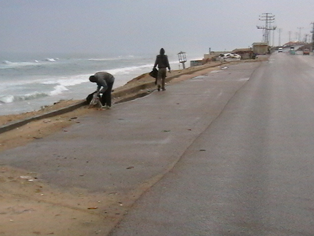 حملة نظافة على ساحل بحر مدينة الزهراء