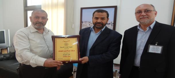 جمعية الوفاء الخيرية تكرم رئيس البلدية لجهودها