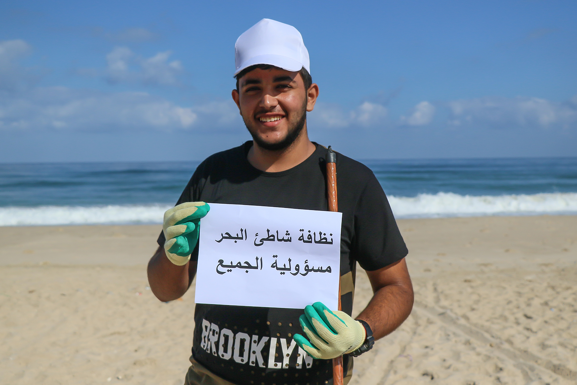 تنفيذ مبادرة تطوعية لتنظيف شاطئ البحر
