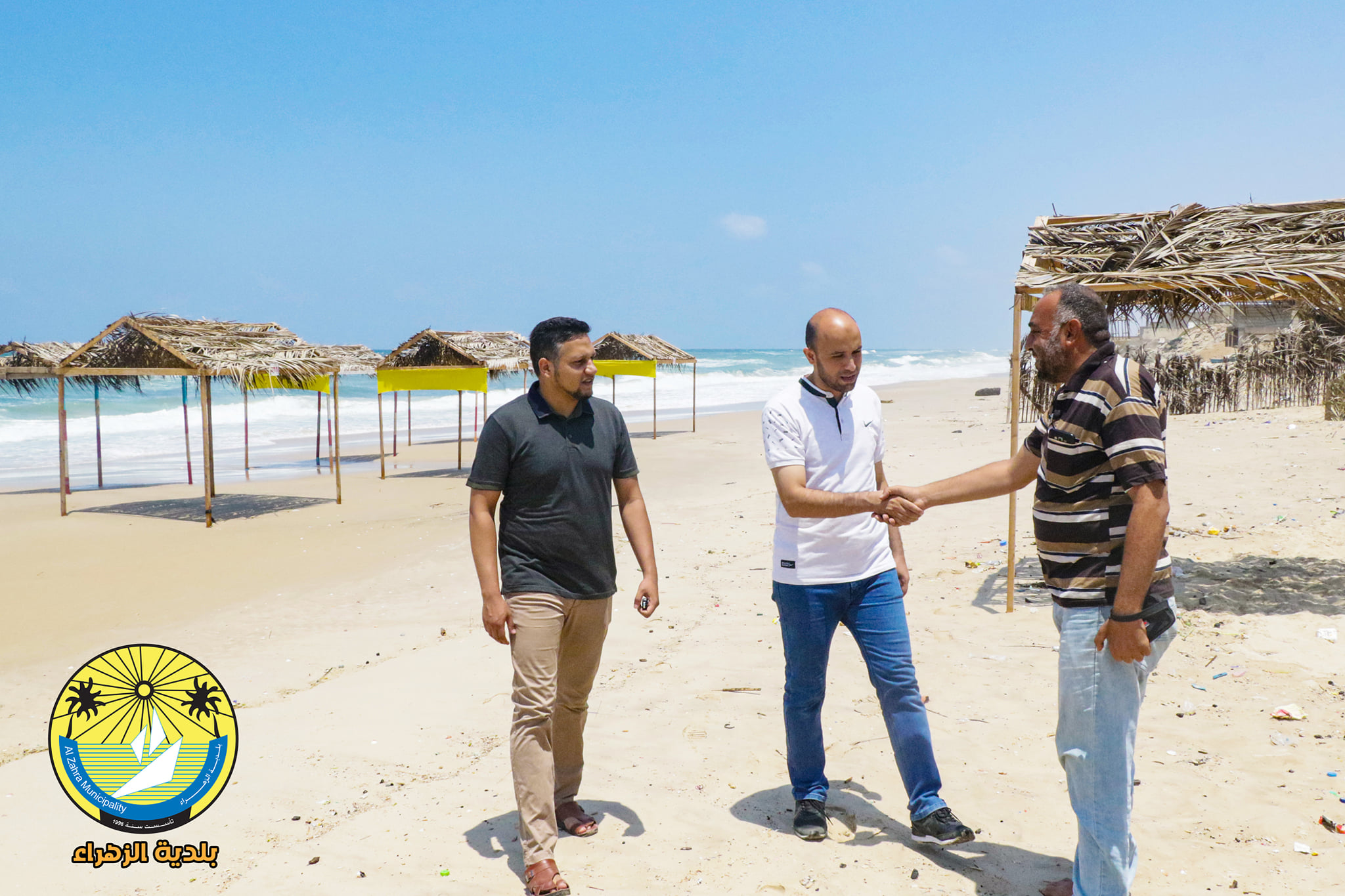 رئيس بلدية الزهراء أ.مروان حمد يتفقد أبراج الإنقاذ والاستراحات على شاطئ  المدينة للوقوف على سير العمل