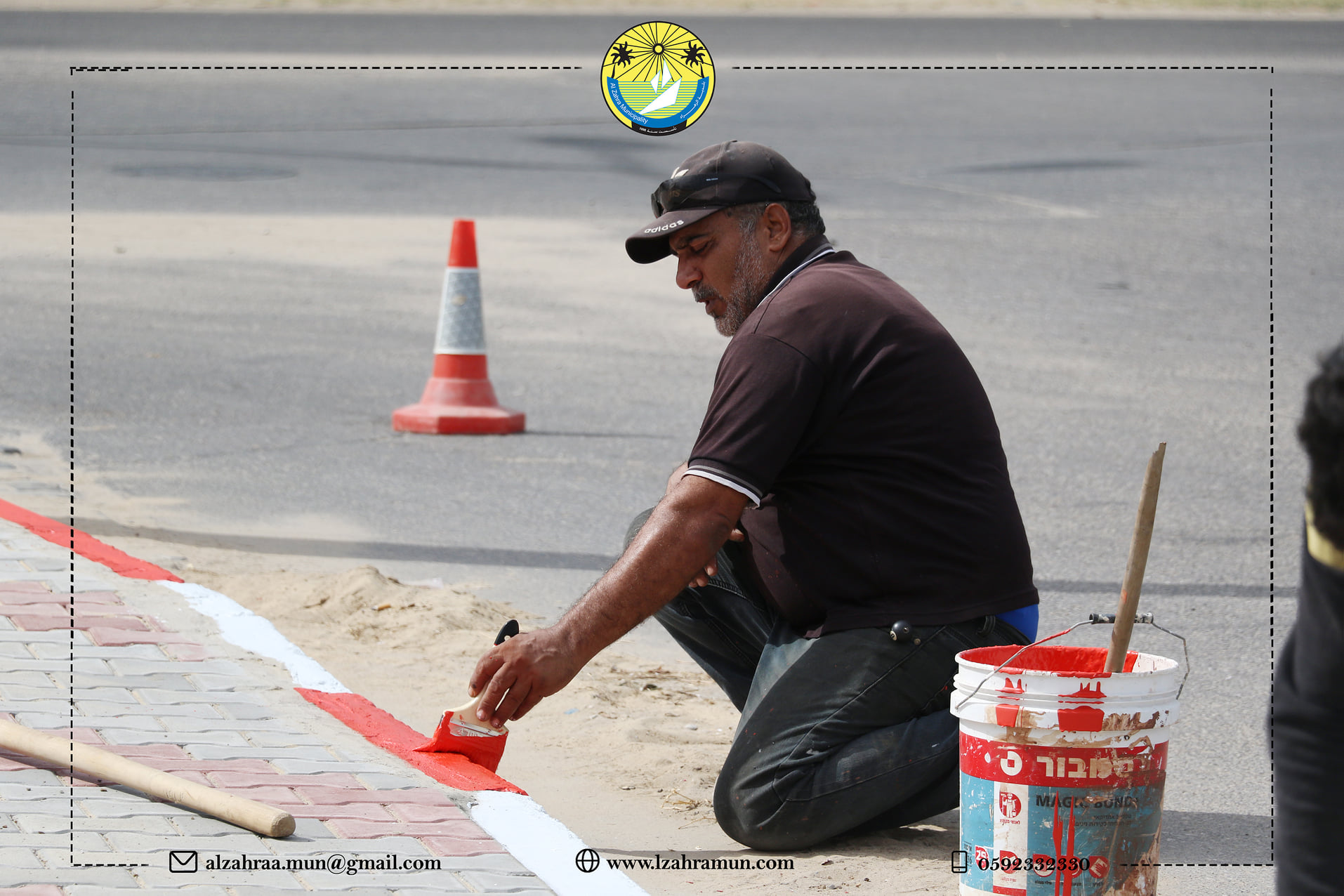 بلدية الزهراء تقوم بدهان حجر الجبهة لشارع جامعة فلسطين