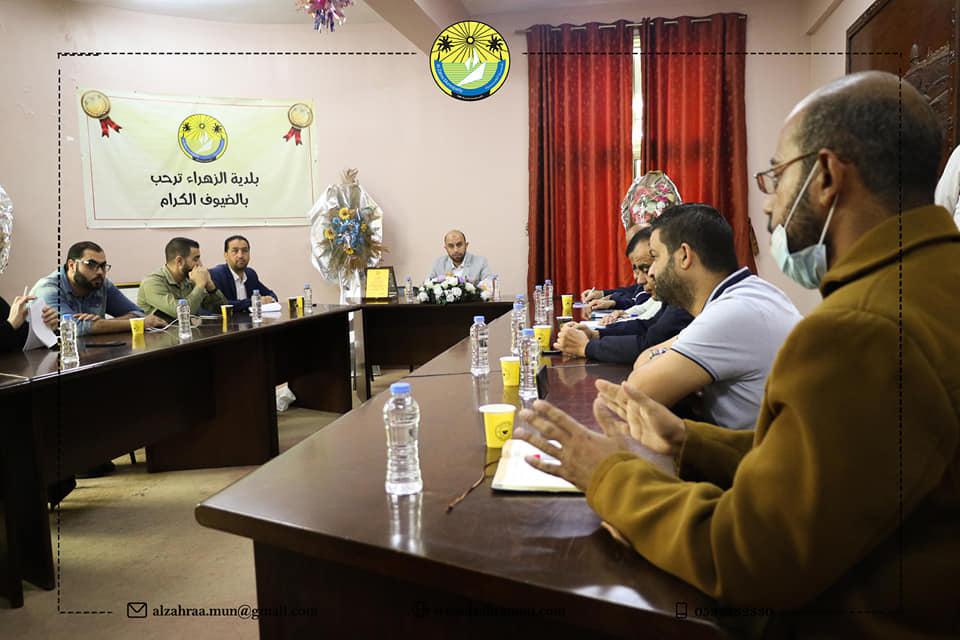 رئيس بلدية الزهراء يجتمع مع الموظفين العاملين في البلدية.