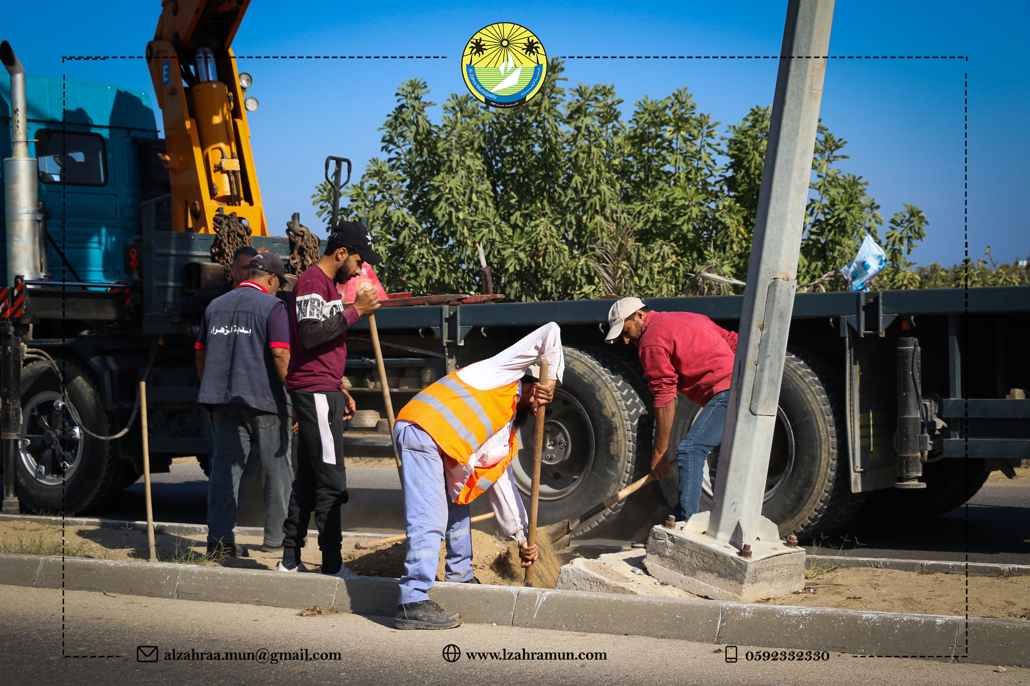 طاقم بلدية الزهراء  يقوم بصيانة أعمدة إنارة  متضررة  في شارع مدخل المدينة وشارع الرشيد.