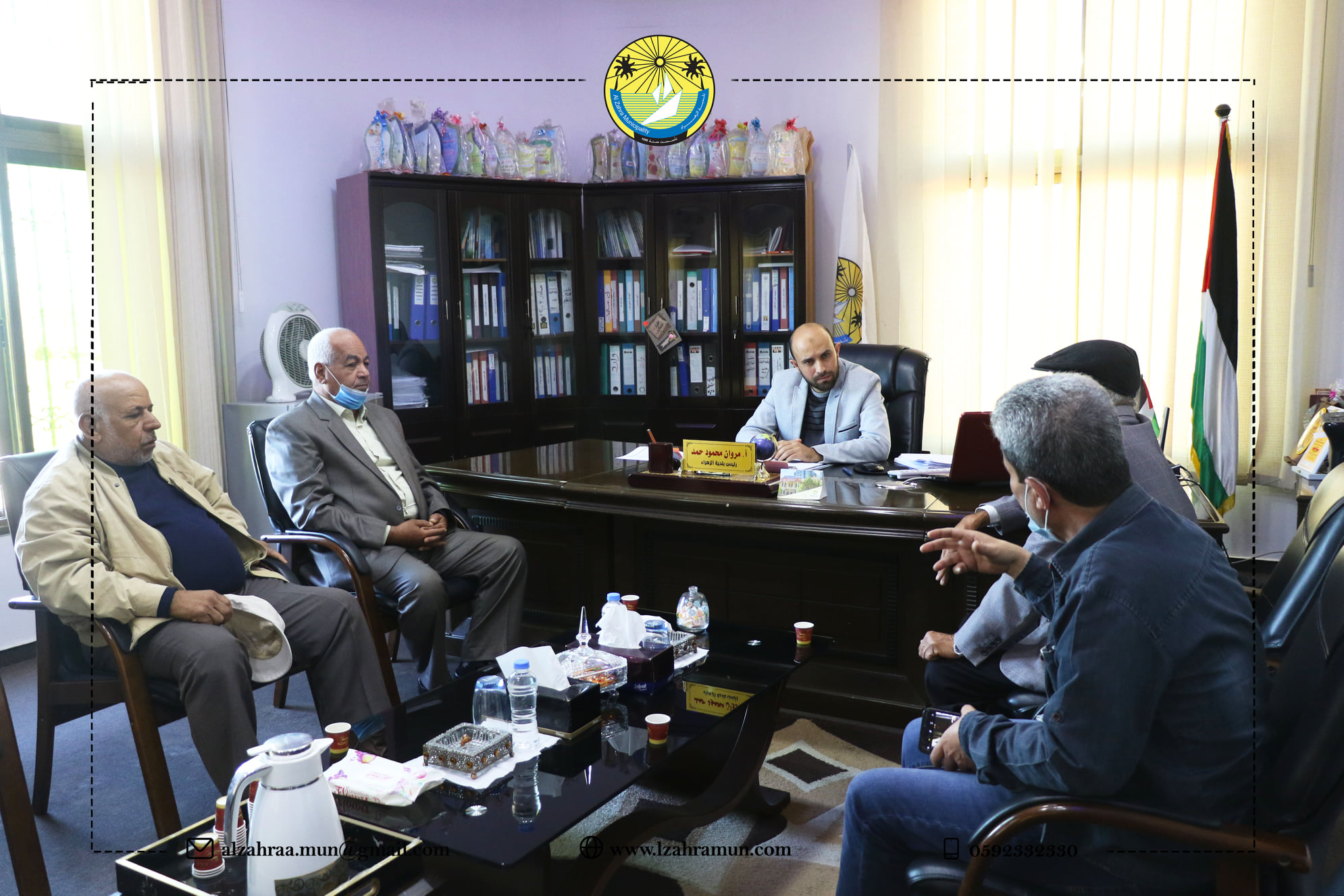 رئيس بلدية الزهراء أ.مروان حمد يبحث مع وفد من الجبهة الشعبية سبل التعاون والتنسيق لخدمة المواطنين.